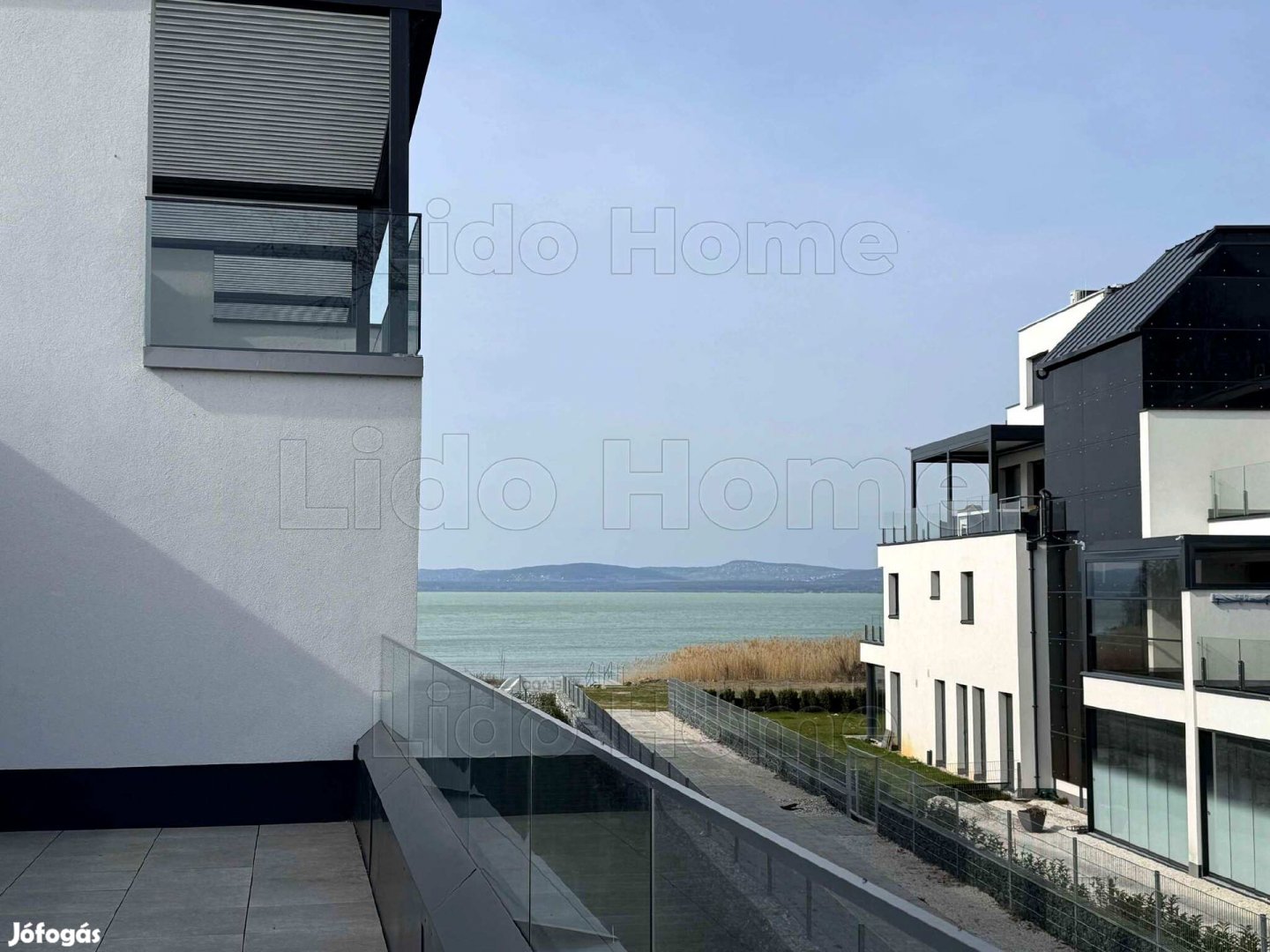 Eladó PANORÁMÁS vízparti lakás Balatonszemesen