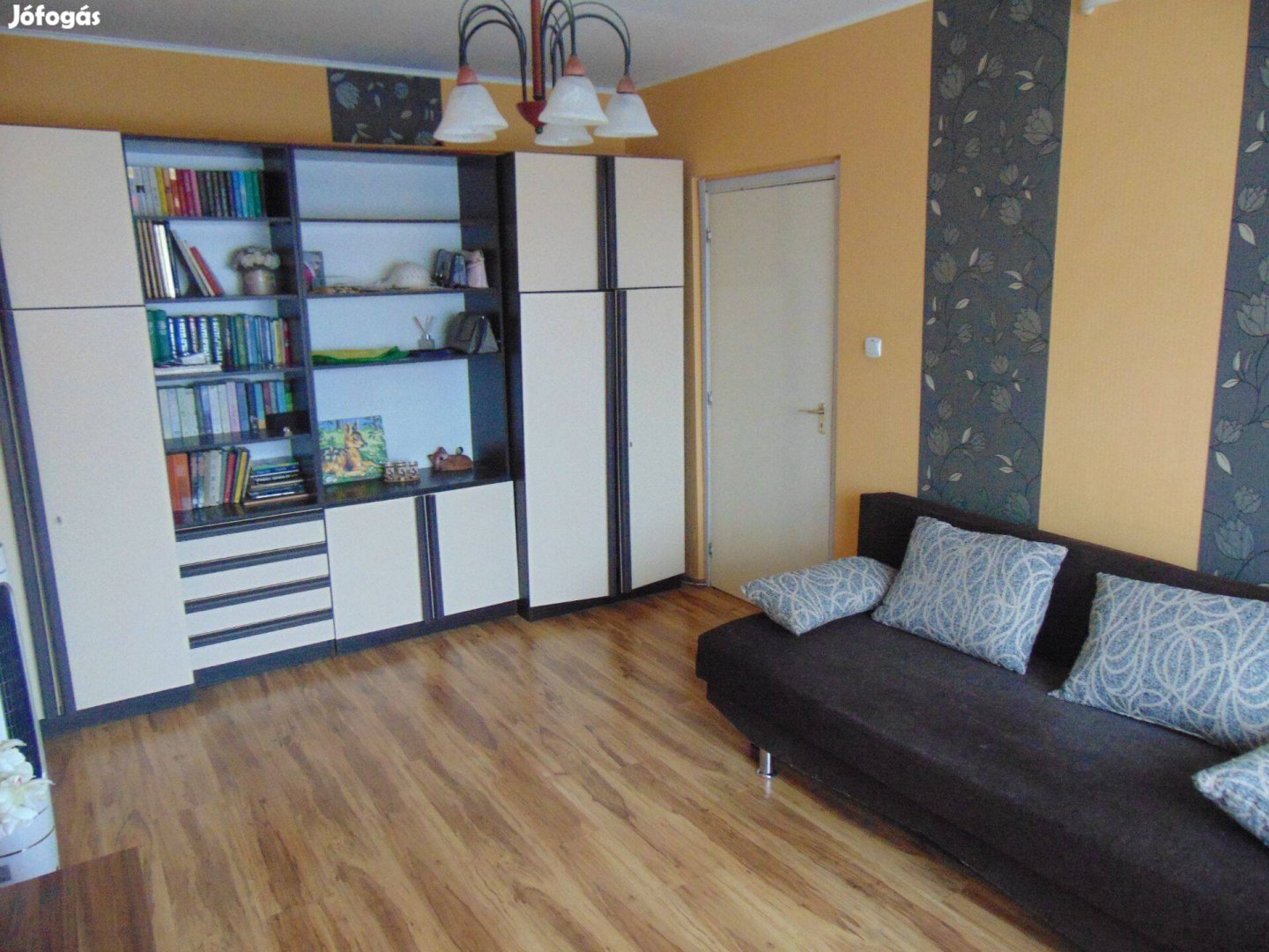 Eladó Pécs Kertvárosban 2 szobás jó állapotú panellakás