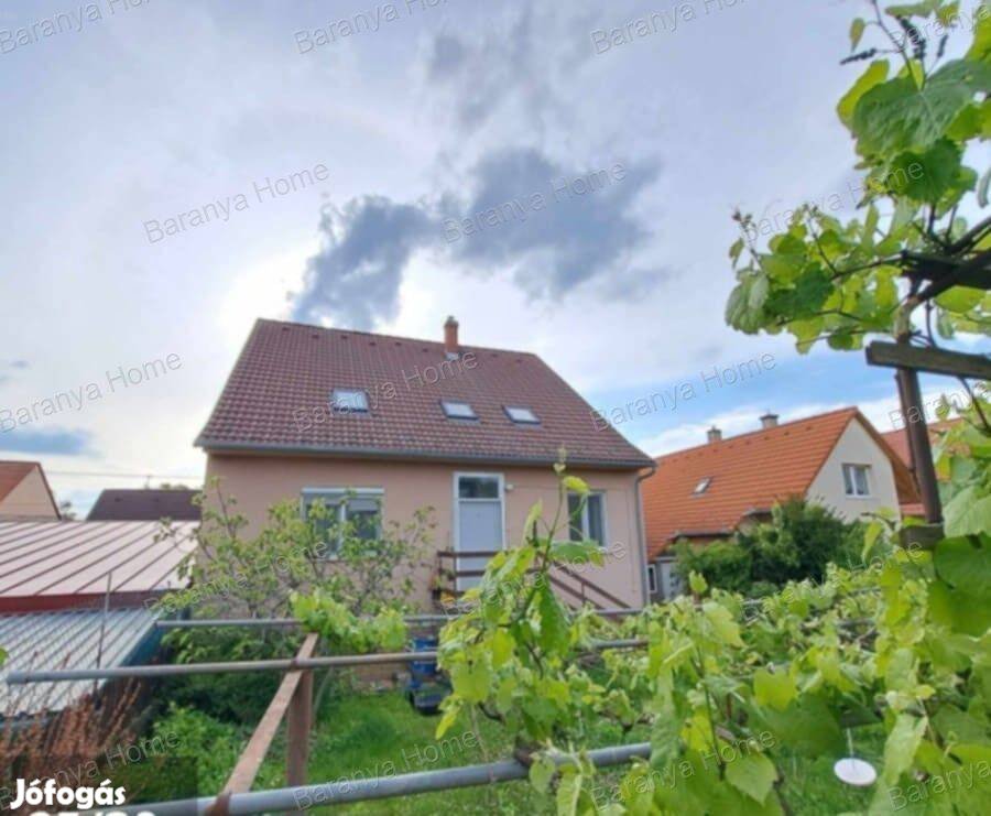Eladó Pécs Újhegyen 3 szintes családi ház