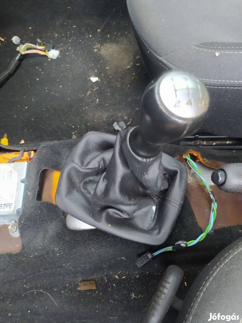 Eladó Peugeot 206 váltógomb huzattal