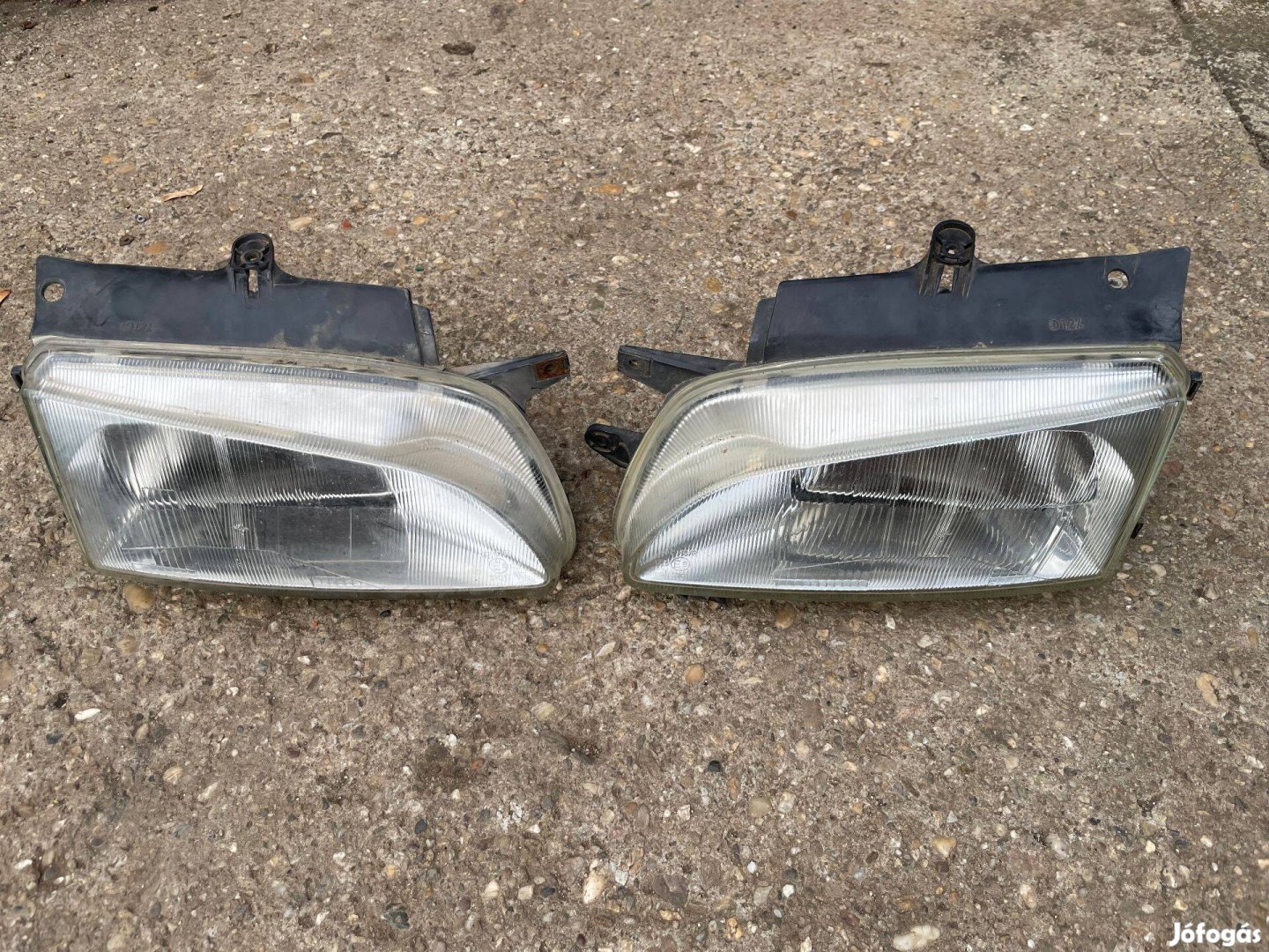 Eladó Peugeot Partner használt gyári Valeo első fényszóró pár