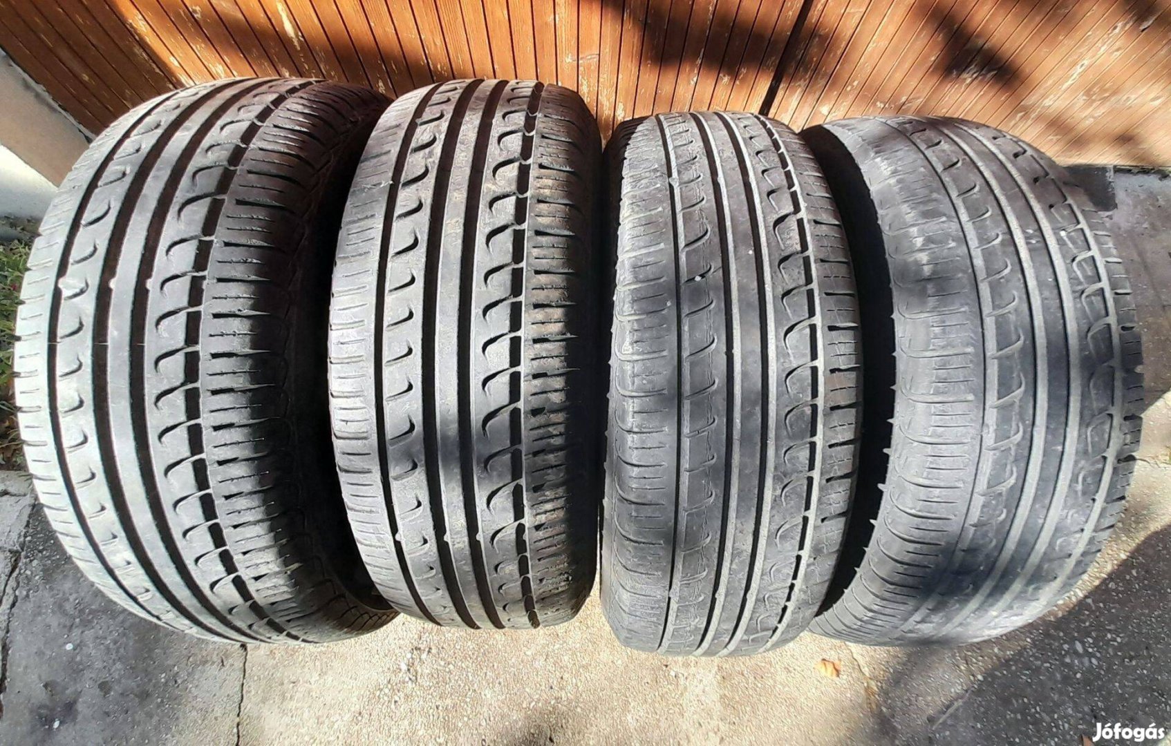Eladó Pirelli 195/65 R15 nyári gumi garnitúra