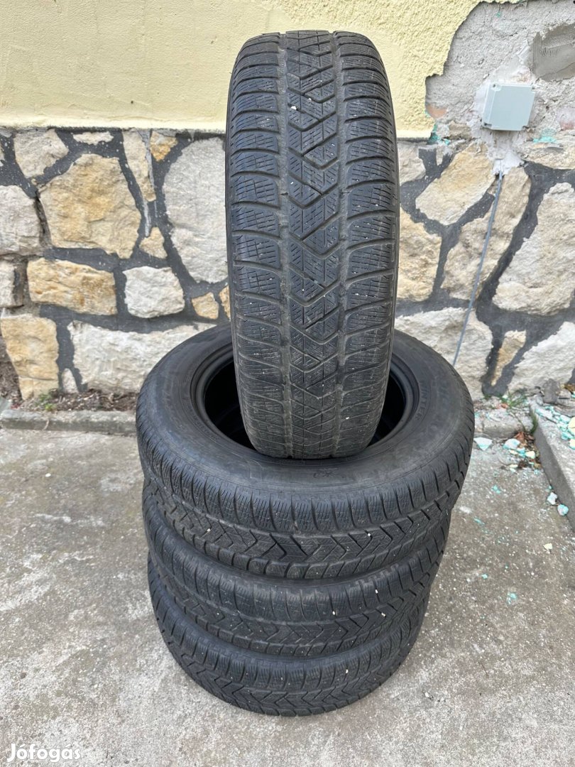 Eladó Pirelli 225/65 R17 téli gumi