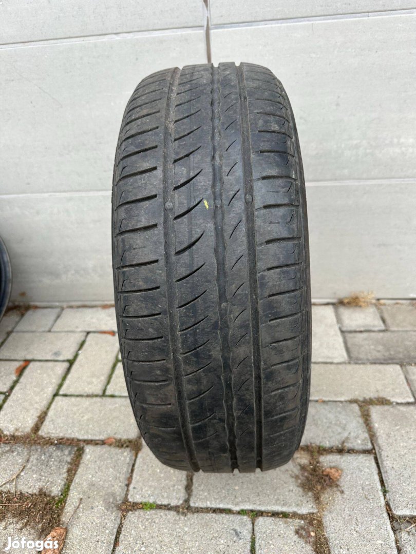 Eladó Pirelli nyári gumi