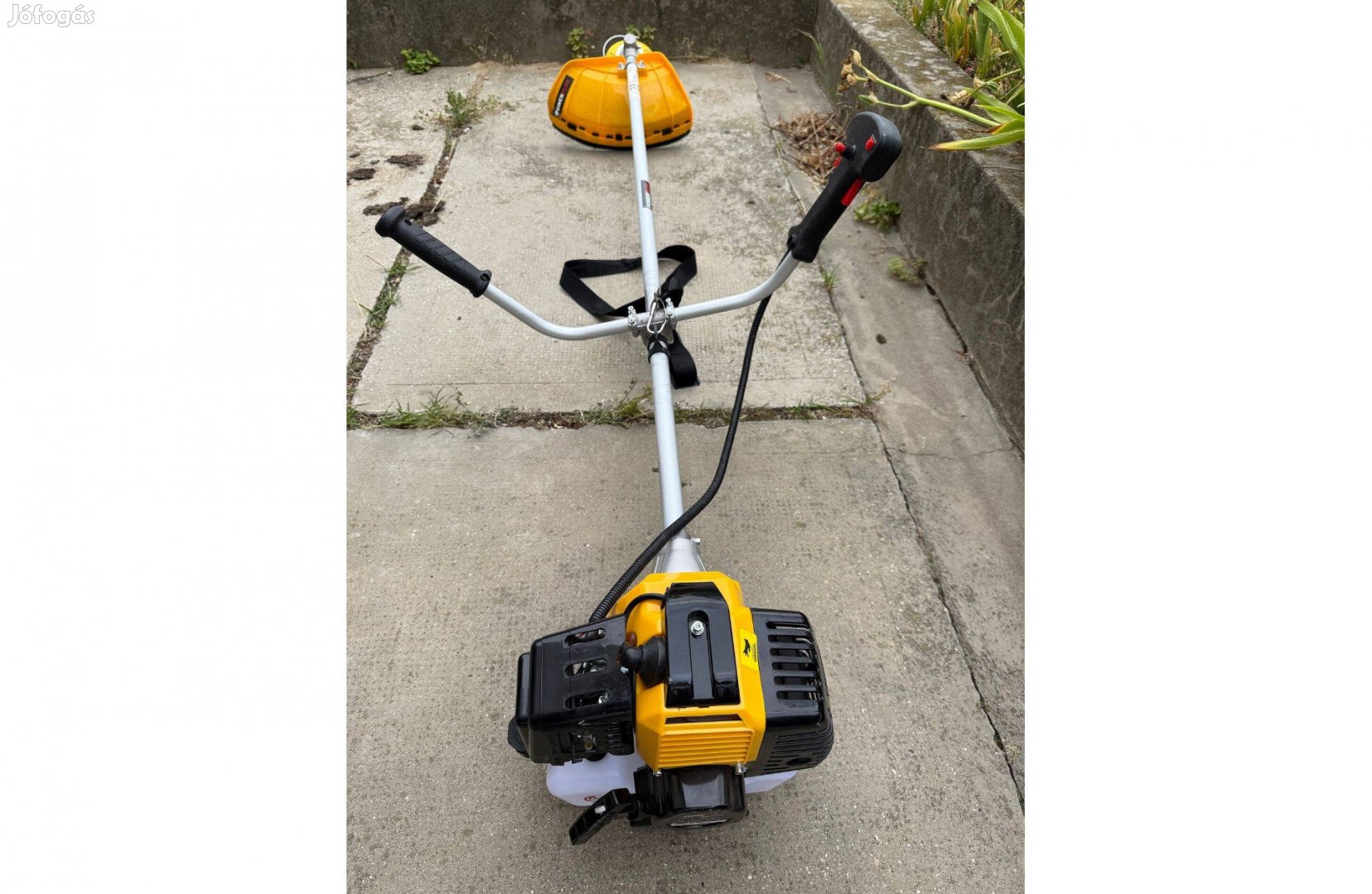 Eladó Powerplus Powxg30412 benzinmotoros fűkasza!