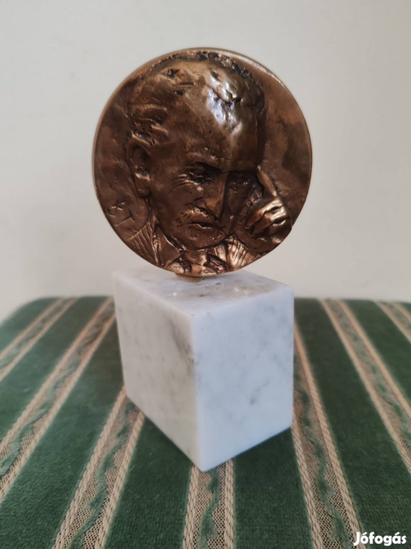 Eladó Quasimodo emlékplakett.