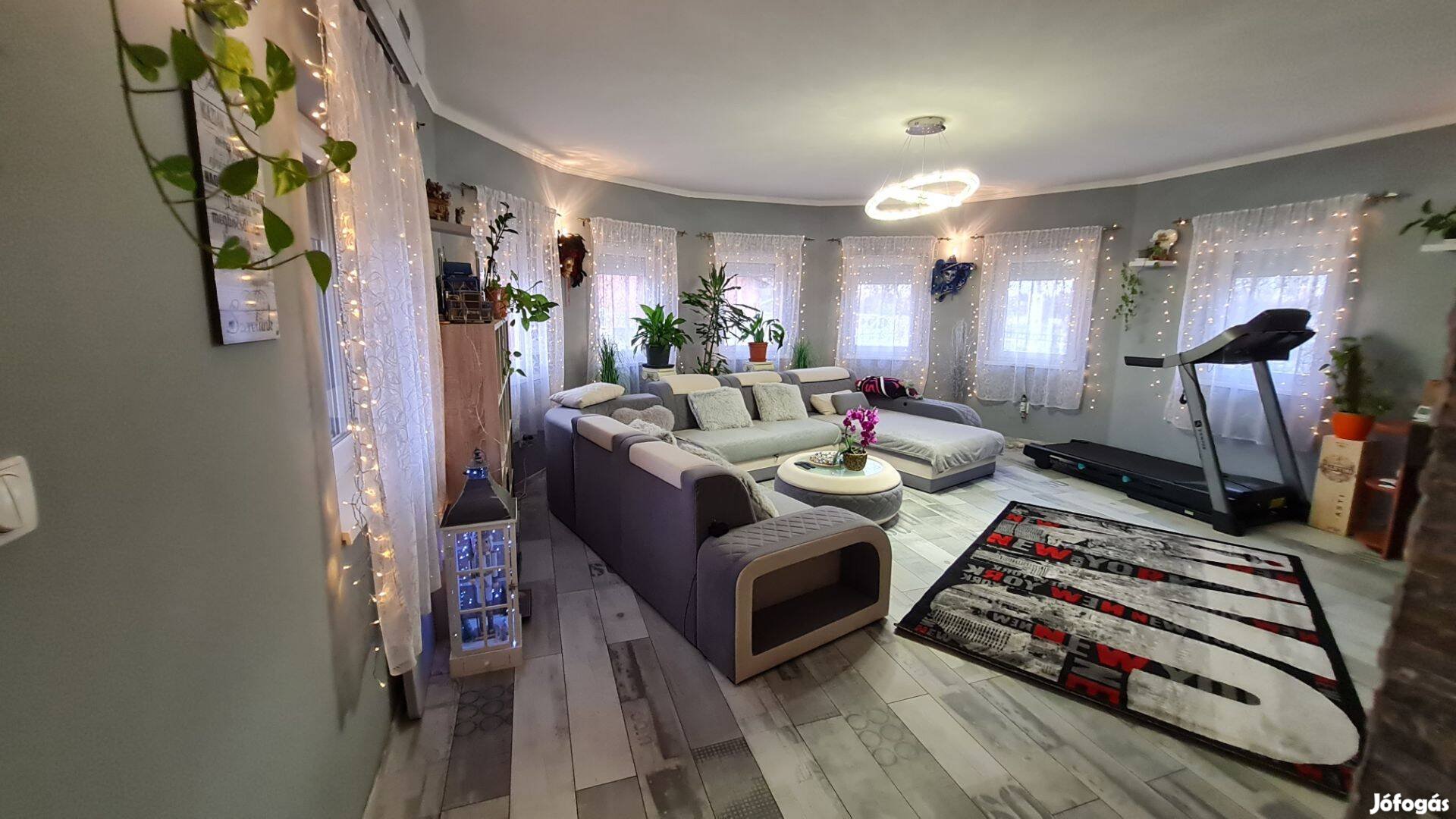 Eladó Rácalmáson egy 200nm-es, nappali+3szobás, luxus családi ház