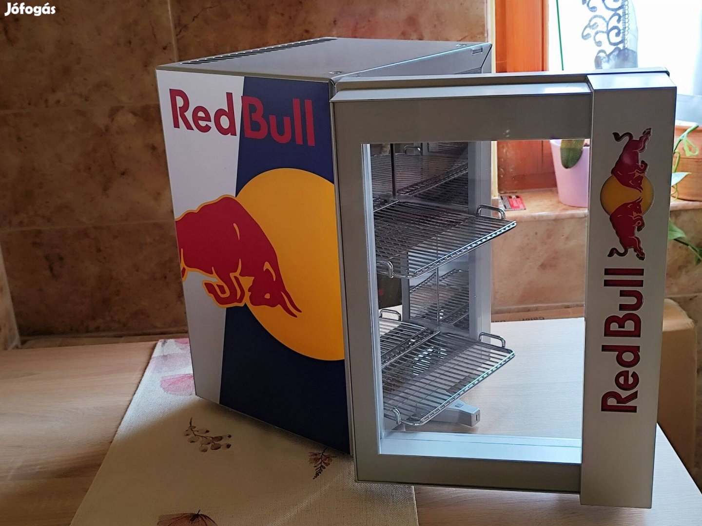 Eladó Red Bull hűtő