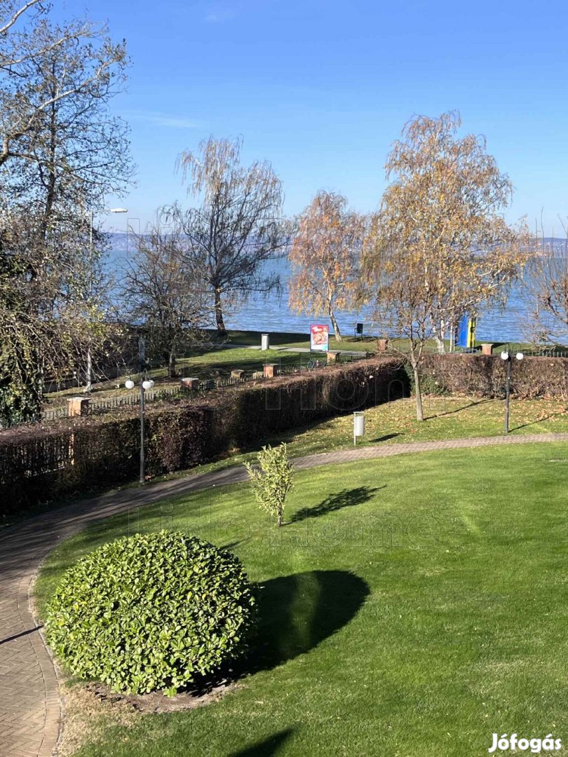 Eladó Siófok-Aranyparton 62 m2-es amerikaikonyhás nappali 2