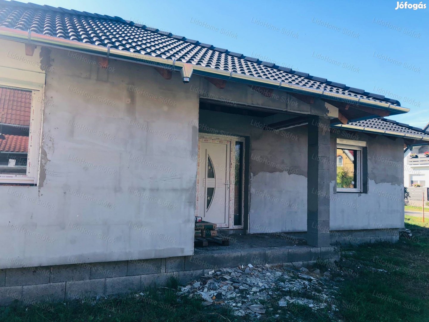 Eladó Siófokon egy szerkezetkész családi ház
