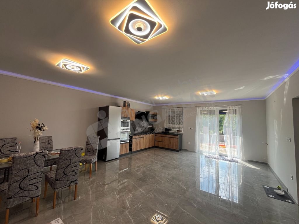 Eladó Szigetszentmártonban 4 szobás, újépítésű ikerház