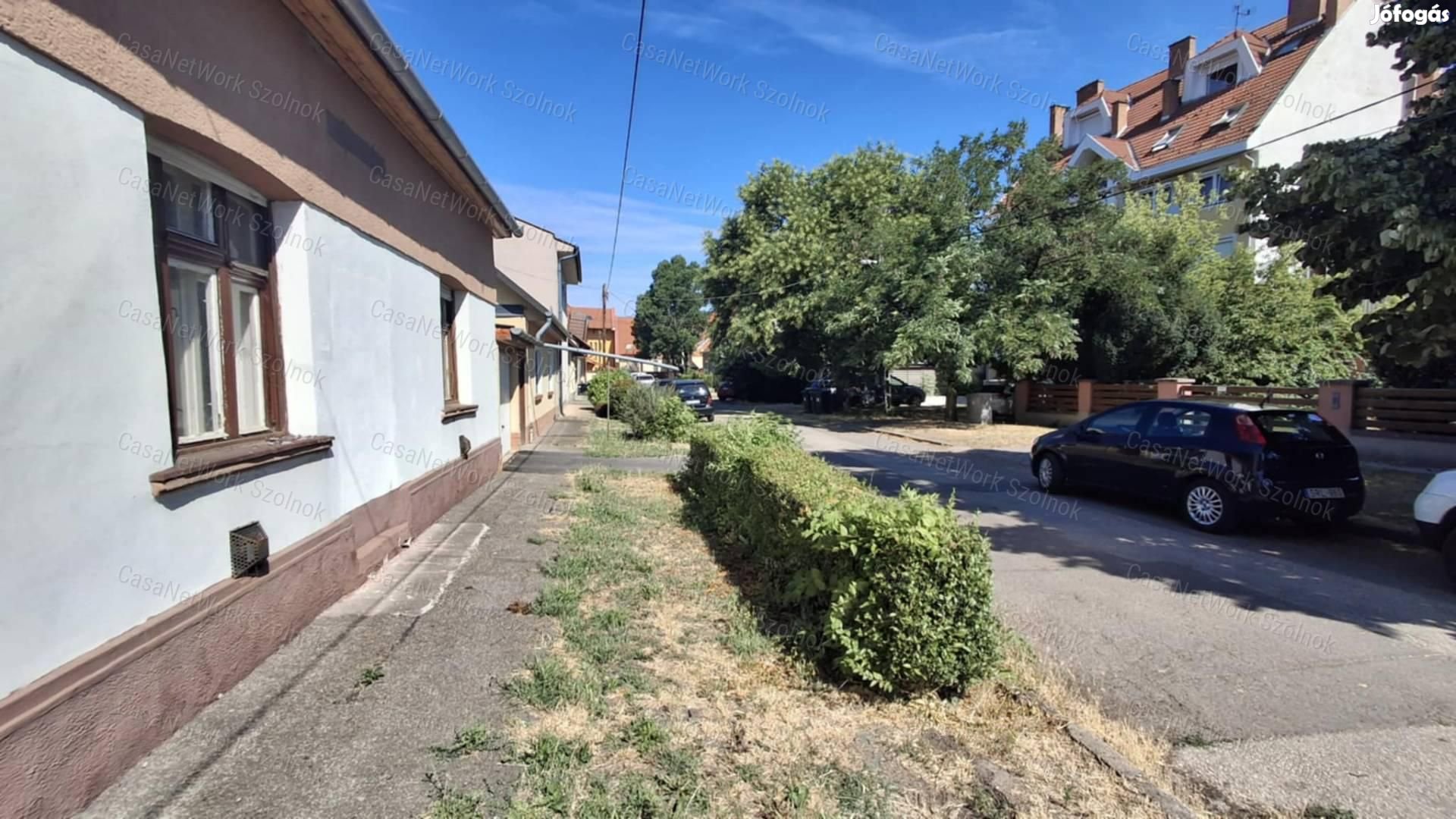 Eladó Szolnok belvárosában két szobás családi ház kis