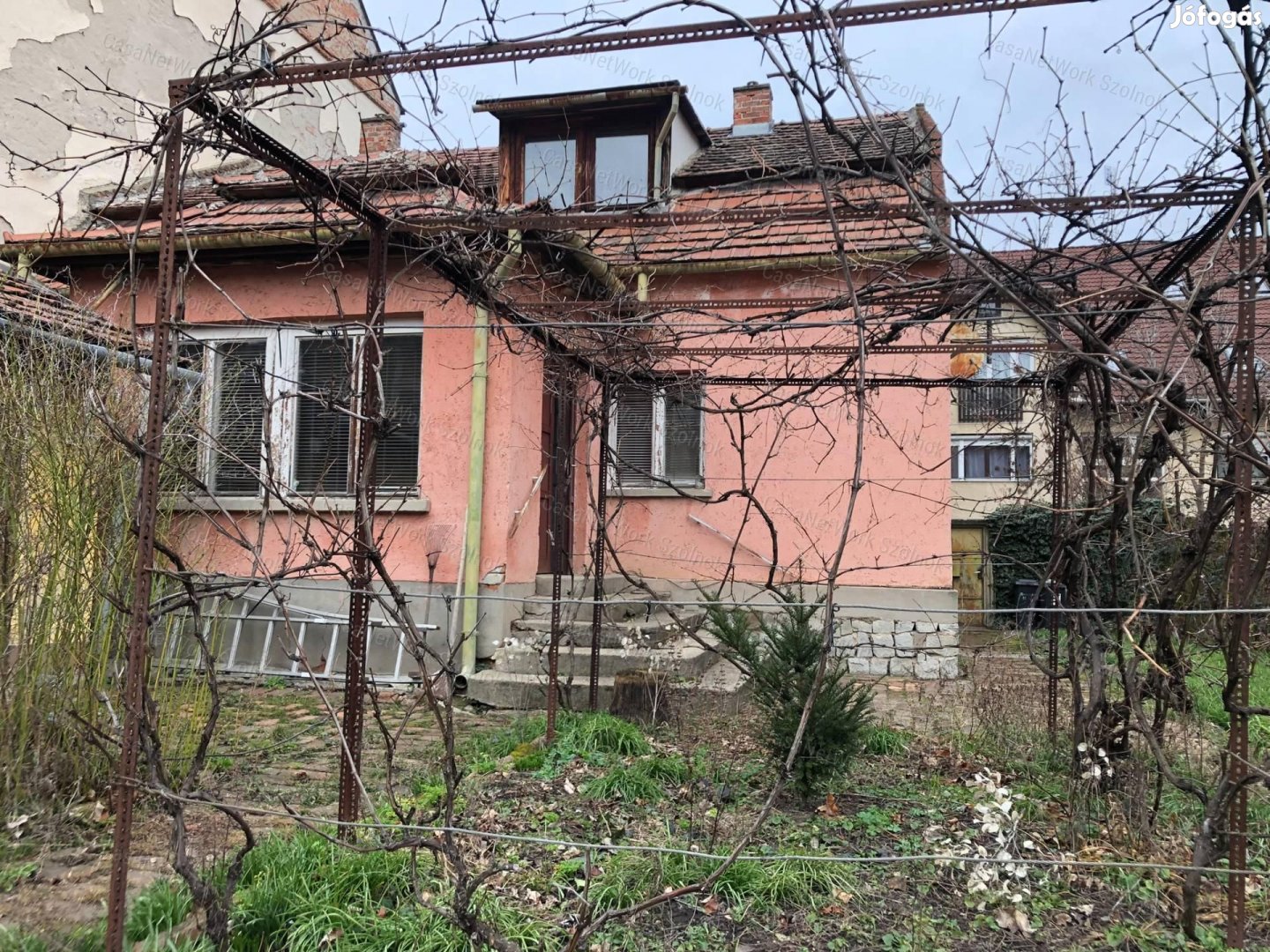 Eladó Szolnok belvárosában kétgenerációs felújítandó családi ház