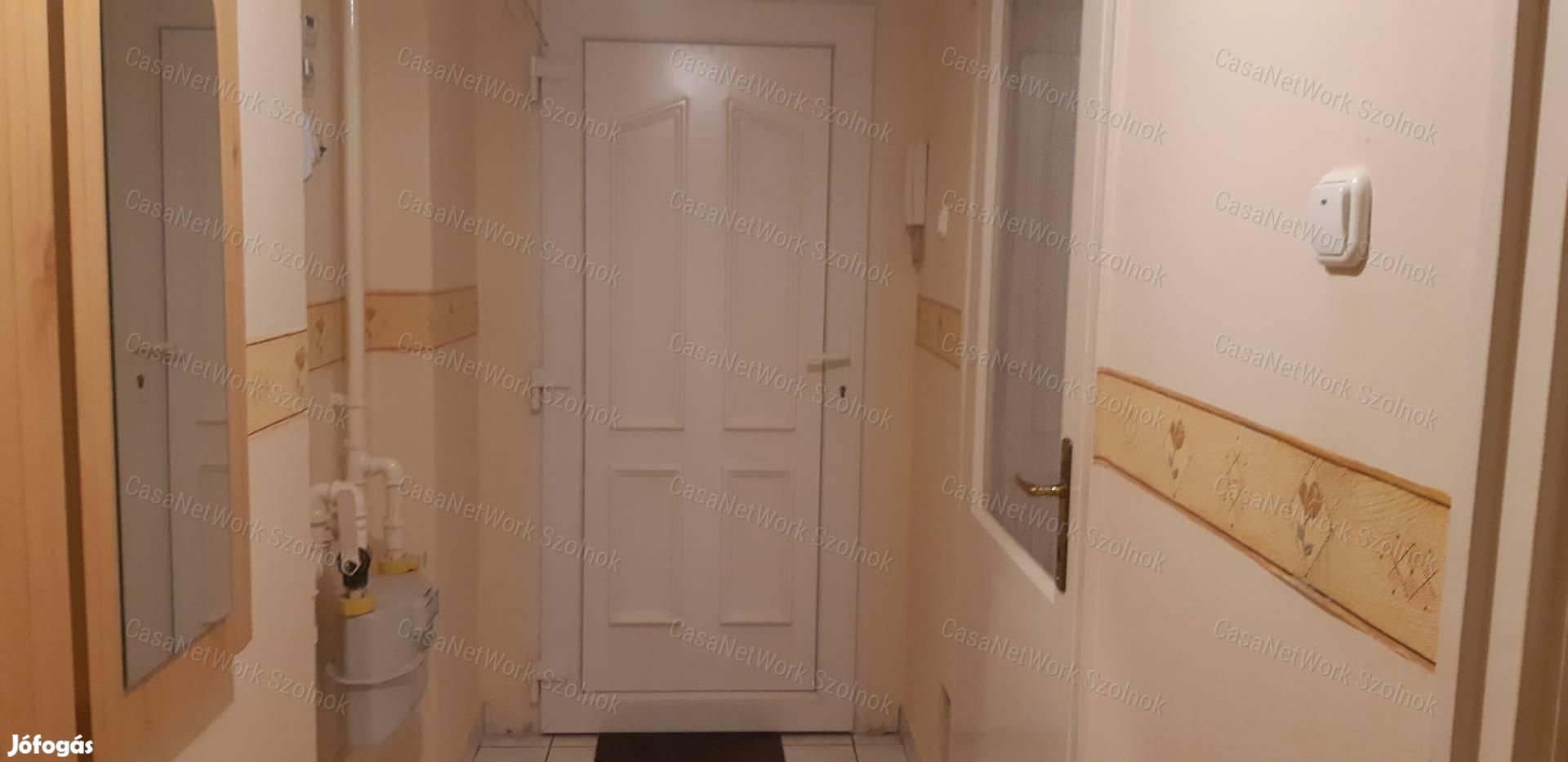 Eladó Szolnok belvárosi garzonlakás!
