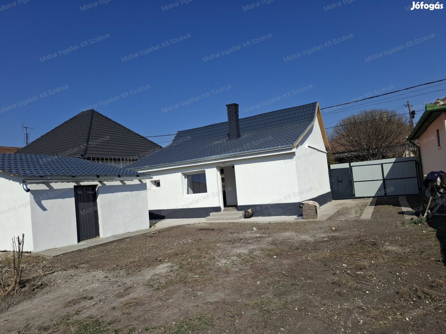 Eladó Szolnokon a Pletykafaluban egy felújított családi ház