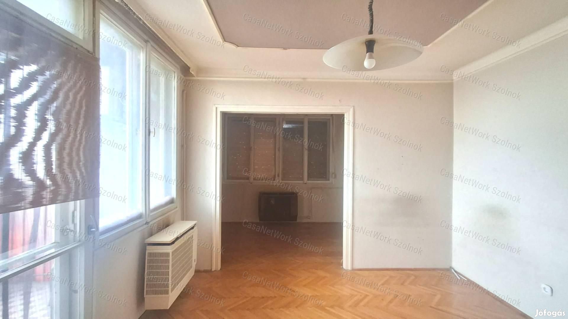 Eladó Szolnokon a Várkonyi téren 21 félszobás lakás