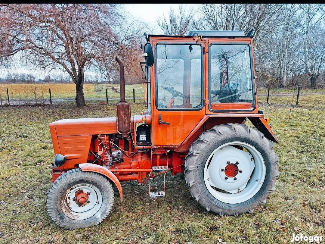 Eladó T25 gyári állapotú traktor