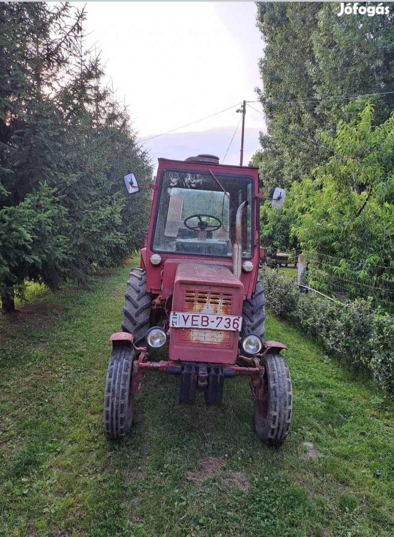 Eladó T25 traktor és pótkocsi.