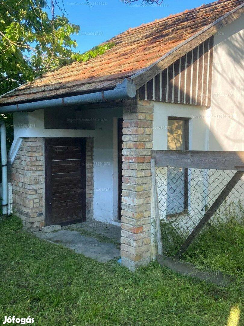 Eladó Telek árban vegyes falazatú ház Péren - Győr mellett