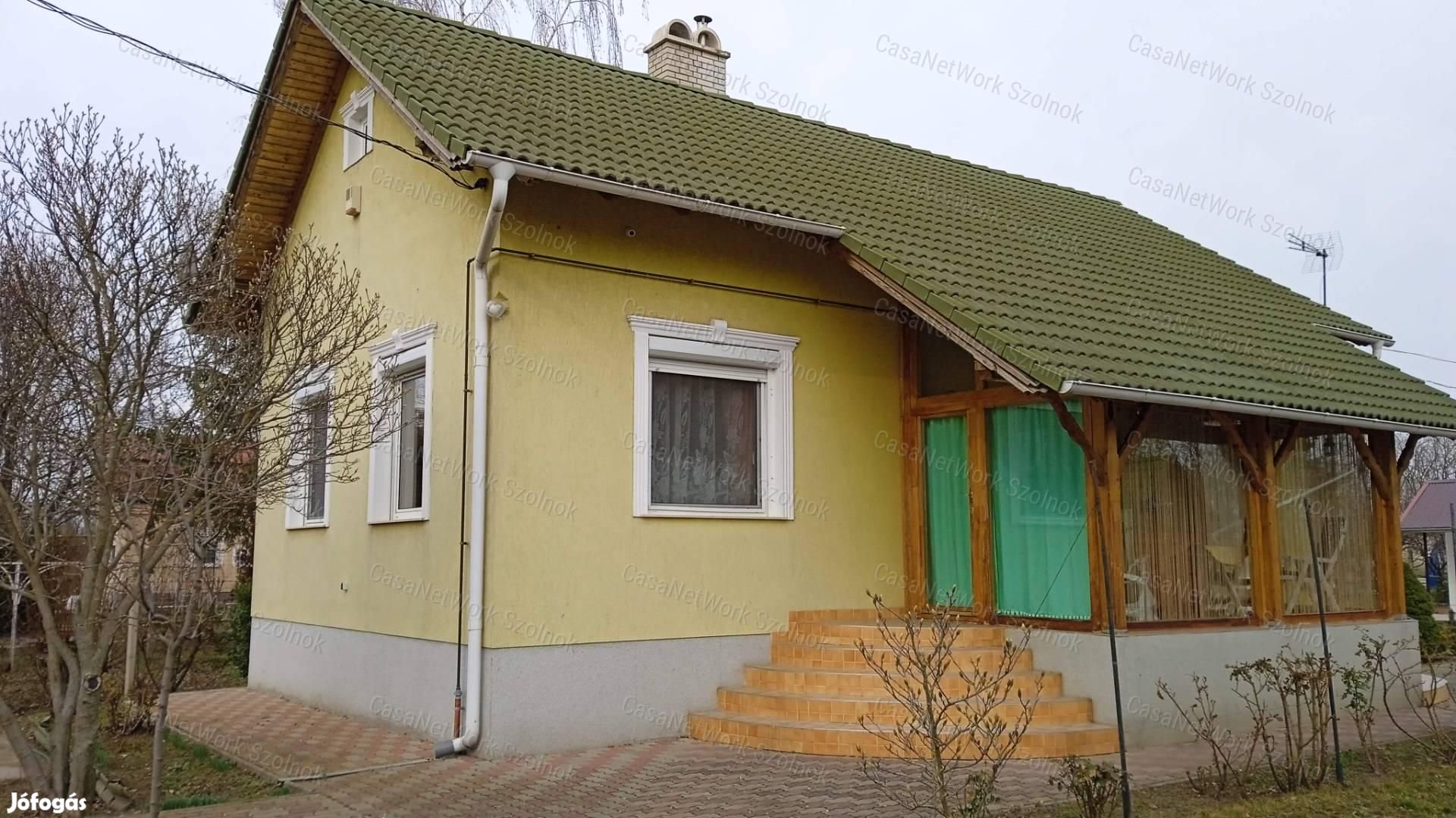 Eladó Tiszaföldváron 74 m2-es 2  szobás családi ház.