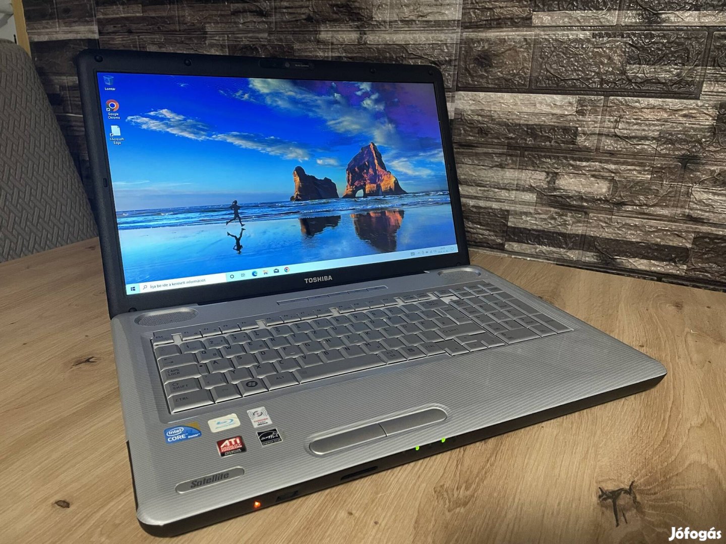 Eladó Toshiba i3 laptop (4GB DDR3, 320GB HDD, 17.3")