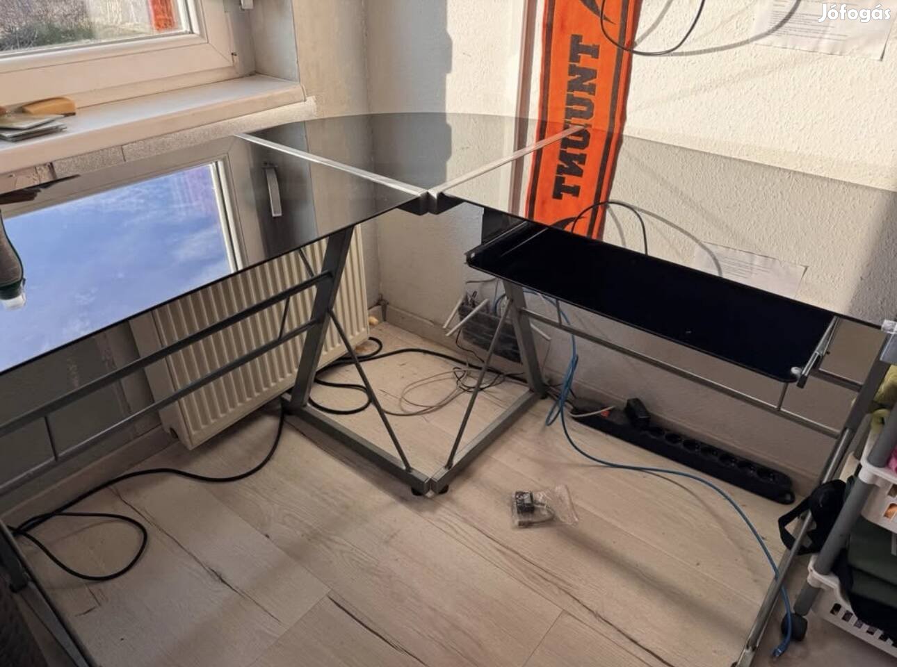 Eladó Üveg Sarokíróasztal