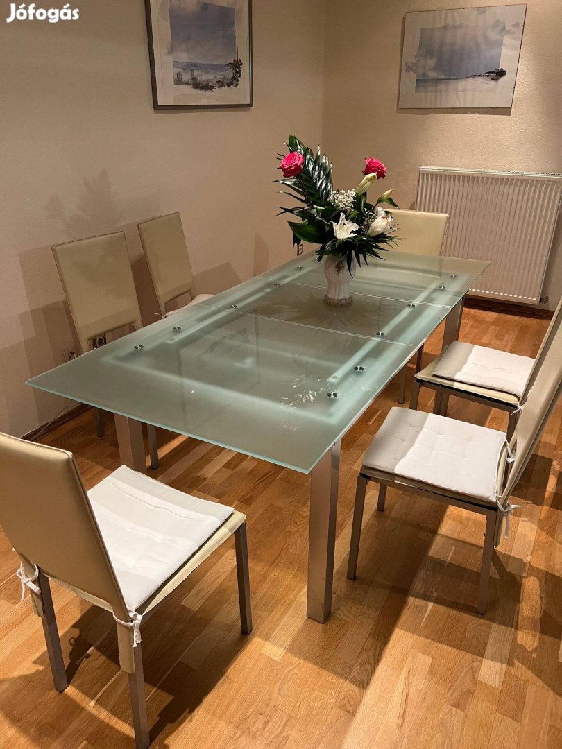 Eladó Üveg asztal középen kihúzható nagyon szép 78.000 Ft ért 3.kerüle