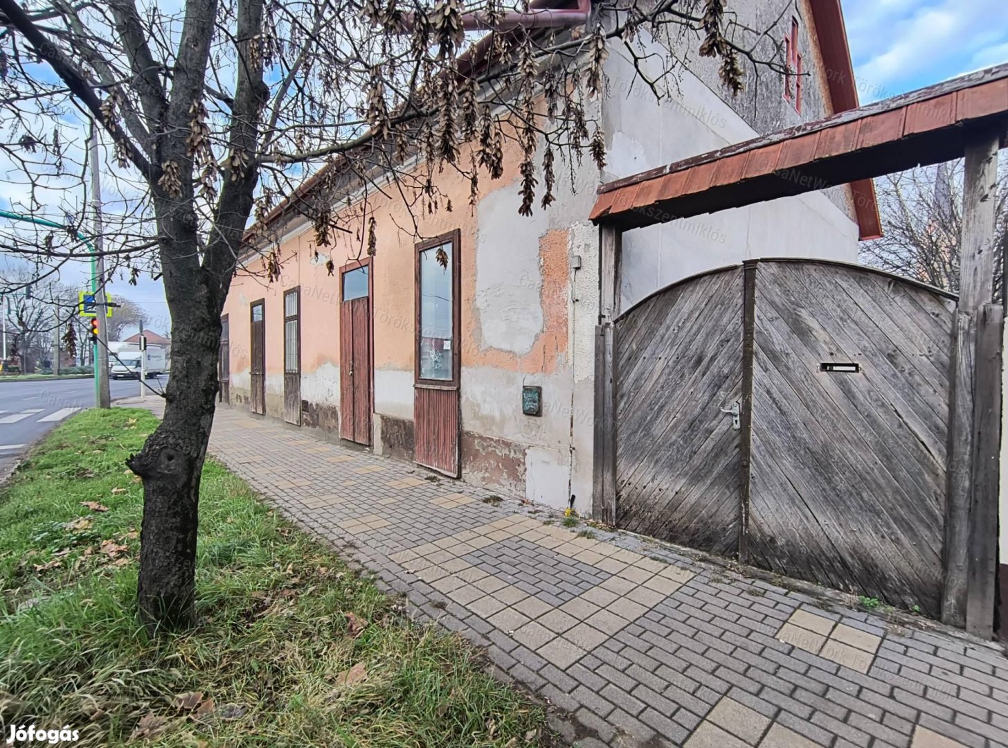 Eladó Üzlethelyiség Törökszentmiklós központjában!