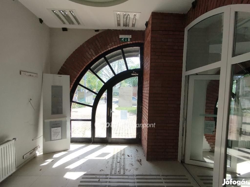 Eladó Üzlethelyiség, Paks