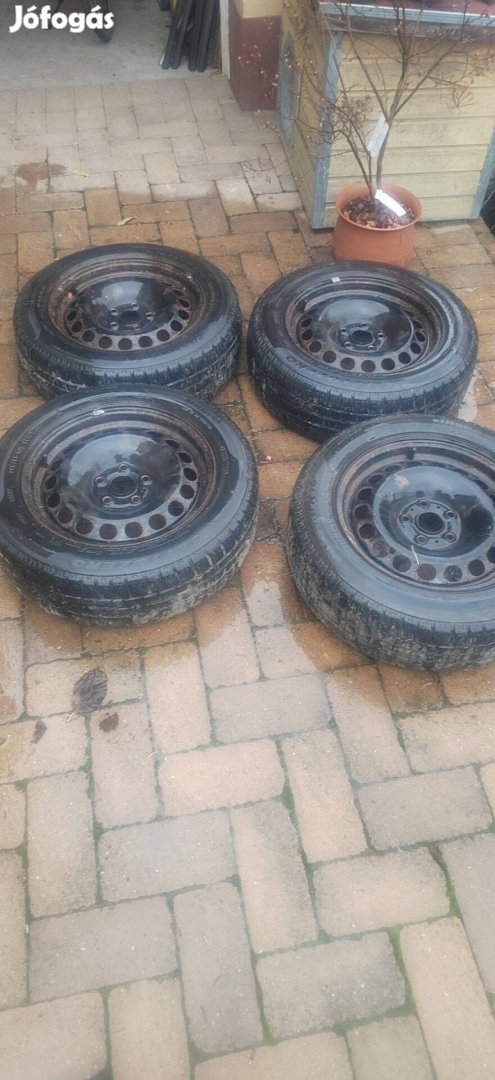 Eladó VW acél felni 16 colos gumival