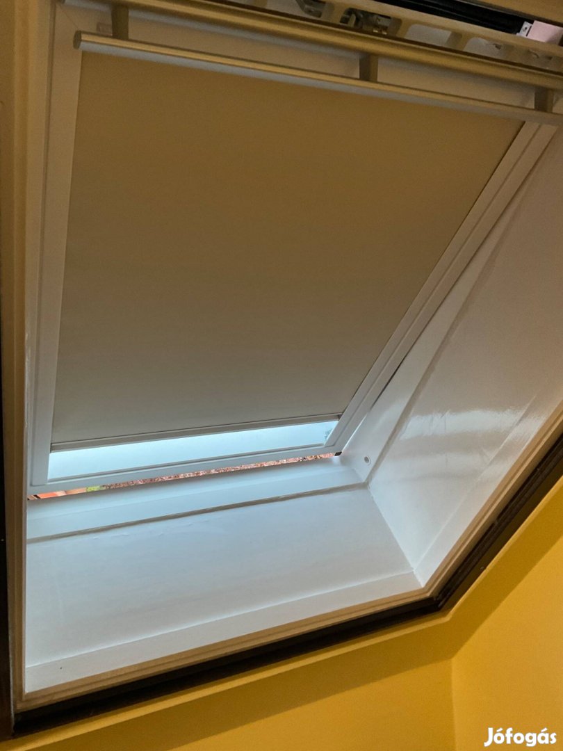 Eladó Velux tetőablakra való Termotech fényzáró roló 4db