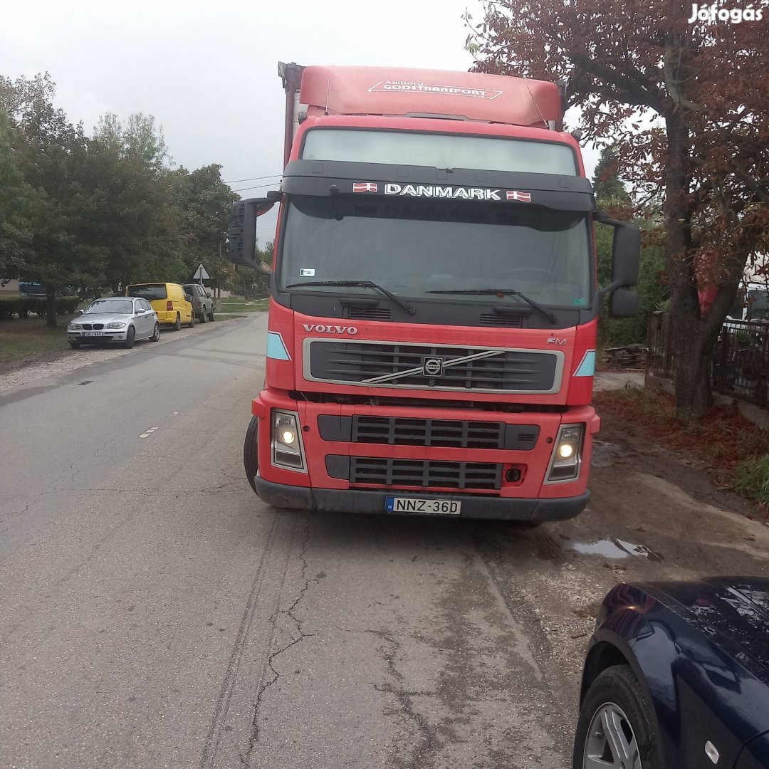 Eladó Volvó FM 9.Műszakival,MEGA Felépitménnyel Emelőhátfallal.