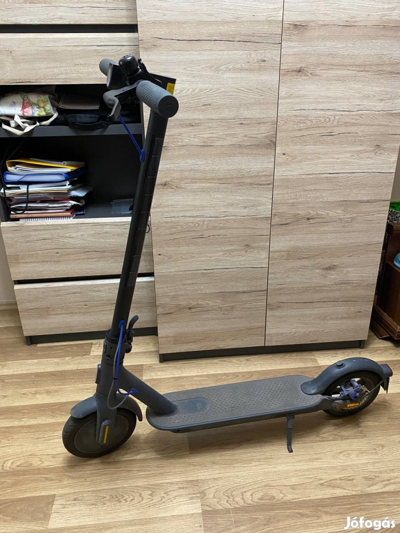 Eladó Xiaomi Mi Electric Scooter 3 - Elektromos roller 25km/h (30km)