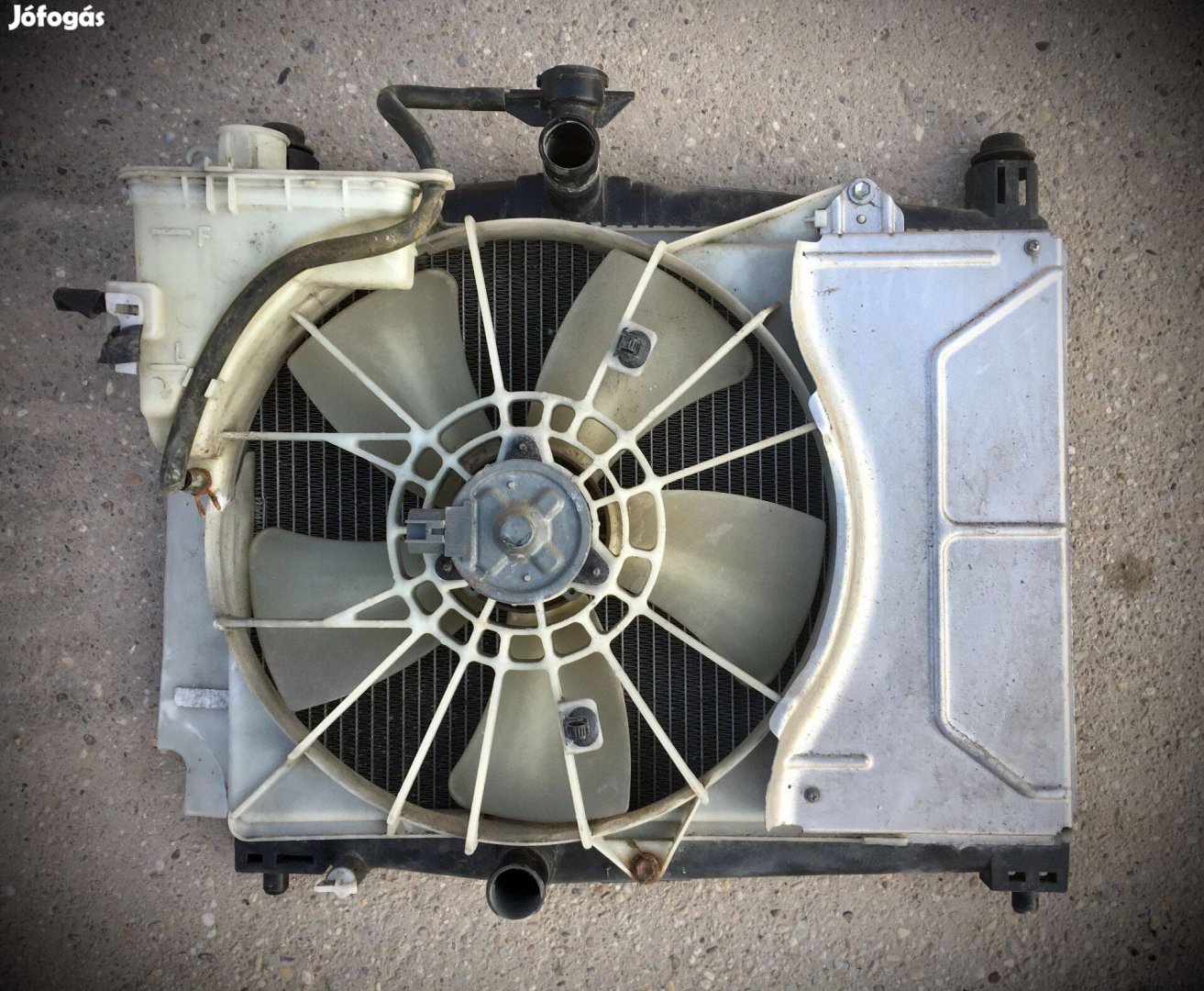 Eladó Yaris I. P1-es vízhűtő, ventillátor 15000ft. Bp/posta