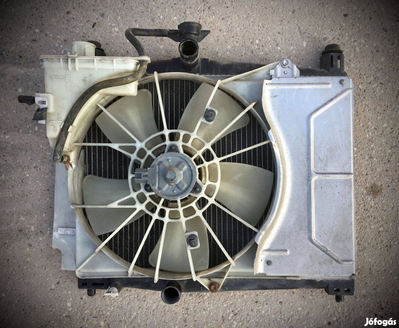 Eladó Yaris I. P1-es vízhűtő, ventillátor 15000ft. Bpposta