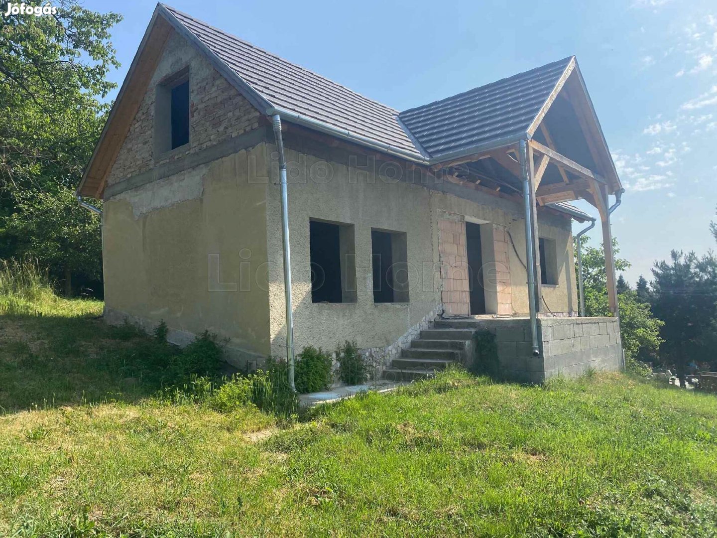 Eladó ZALAKAROS központi részén egy szerkezetkész