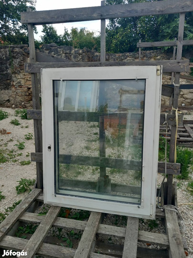 Eladó  105x130cm bukó-nyíló műanyag ablak 