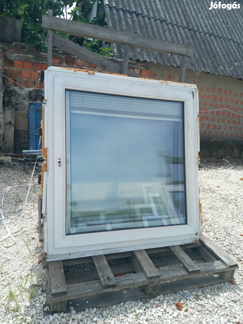 Eladó  135x135cm bukó-nyíló műanyag ablak