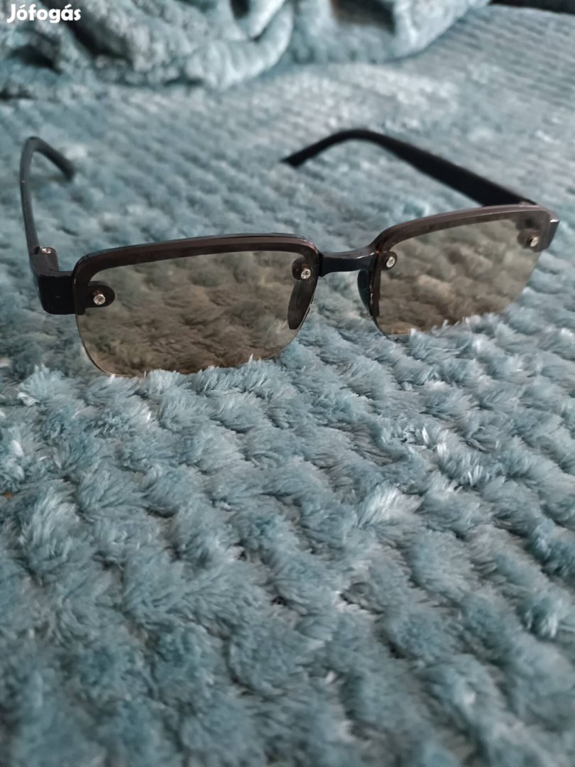 Eladó +1 dioptriás halványbarna/tea lencséjű unisex olvasószemüveg