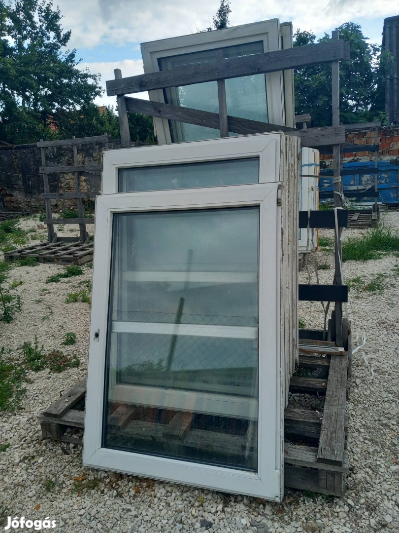 Eladó  90x130cm bukó-nyíló műanyag ablak