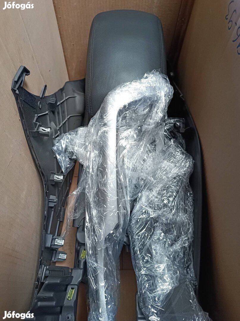 Eladó! Ford focus mk3 könyöklő ,2011-2014