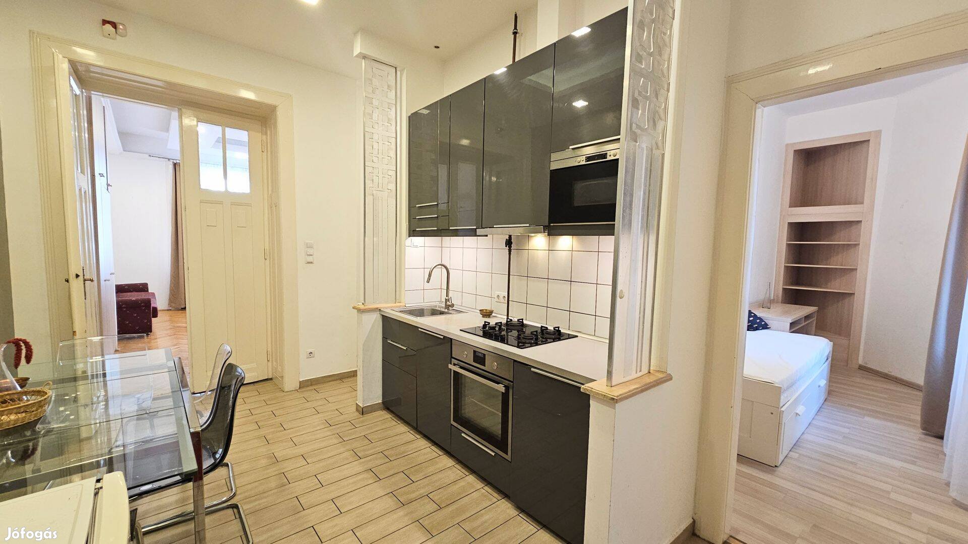 Eladó! Igényesen Felújított, Bútorozott Nagypolgári Lakás