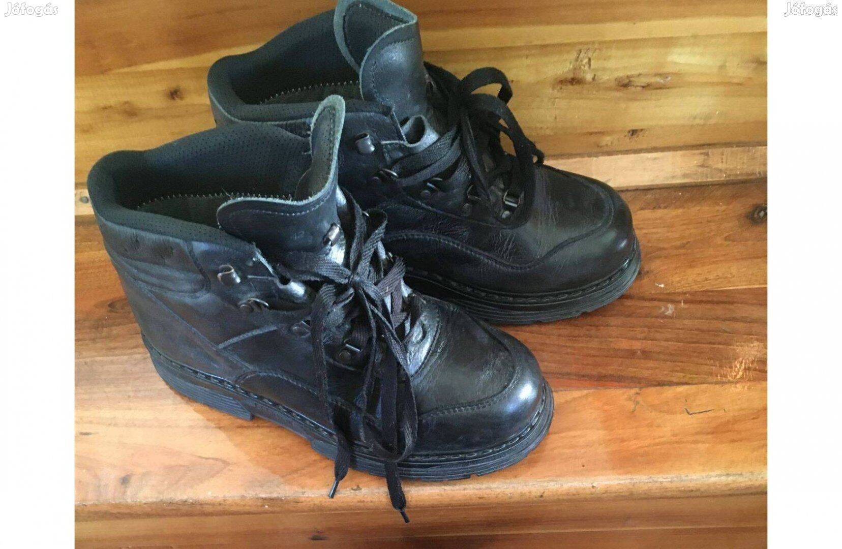 Eladó. Keveset használt 42-es könnyített bakancs