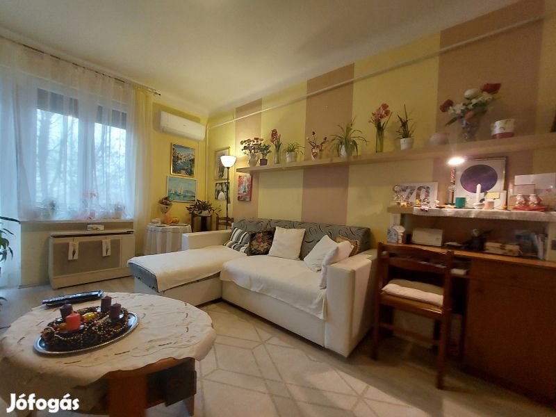 Eladó, Pécs-Uránvárosi első emeleti , erkélyes téglalakás!