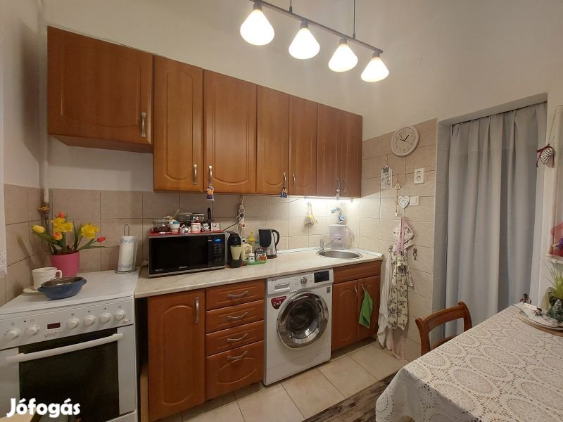 Eladó, Pécs-Uránvárosi első emeleti , erkélyes téglalakás!