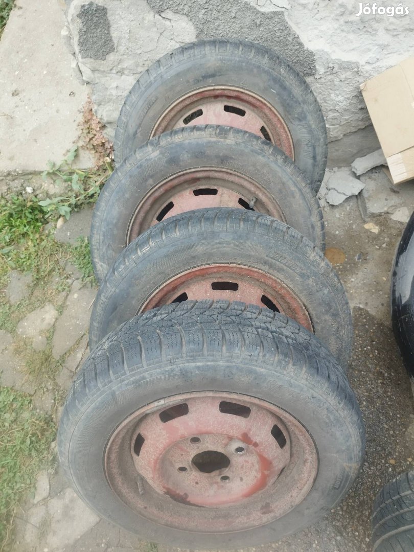 Eladó   autó gumi garnitúra 4 db Téli 155/70 R 13