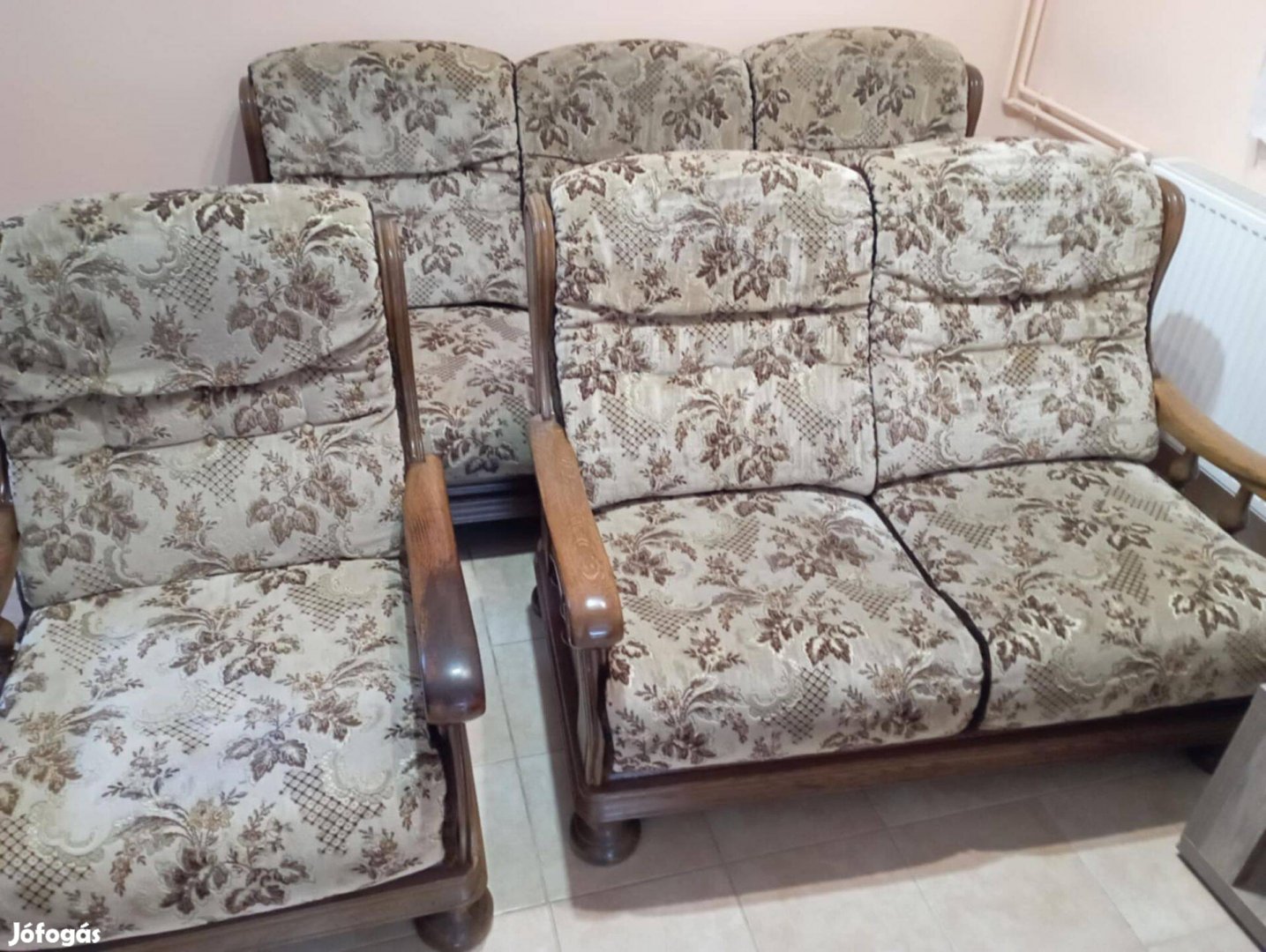 Eladó , használt ülőgarnitúra kis hibával.Nem tudom