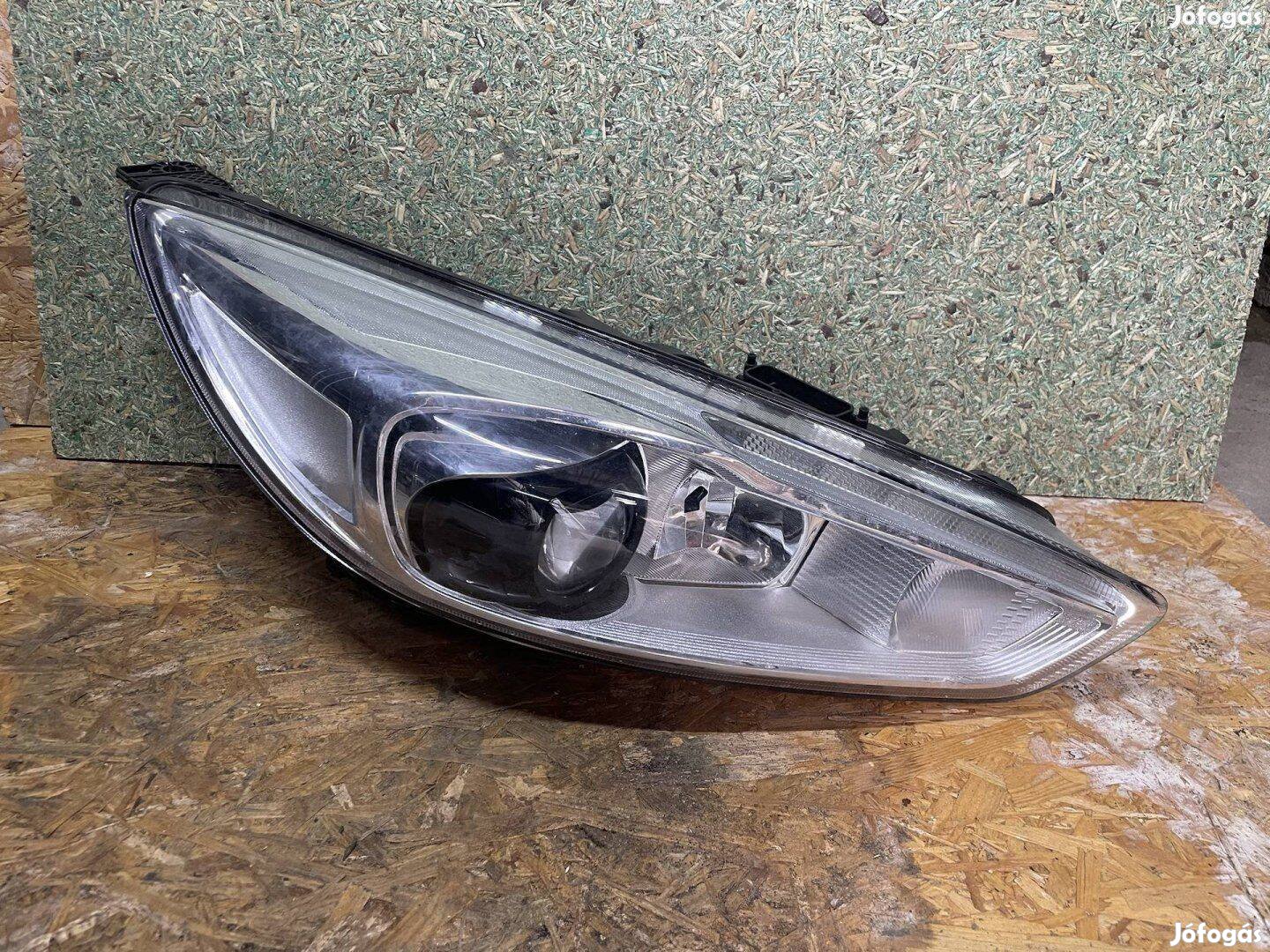 Eladó, bontott Ford focus mk3,5 jobb első xenon lámpa