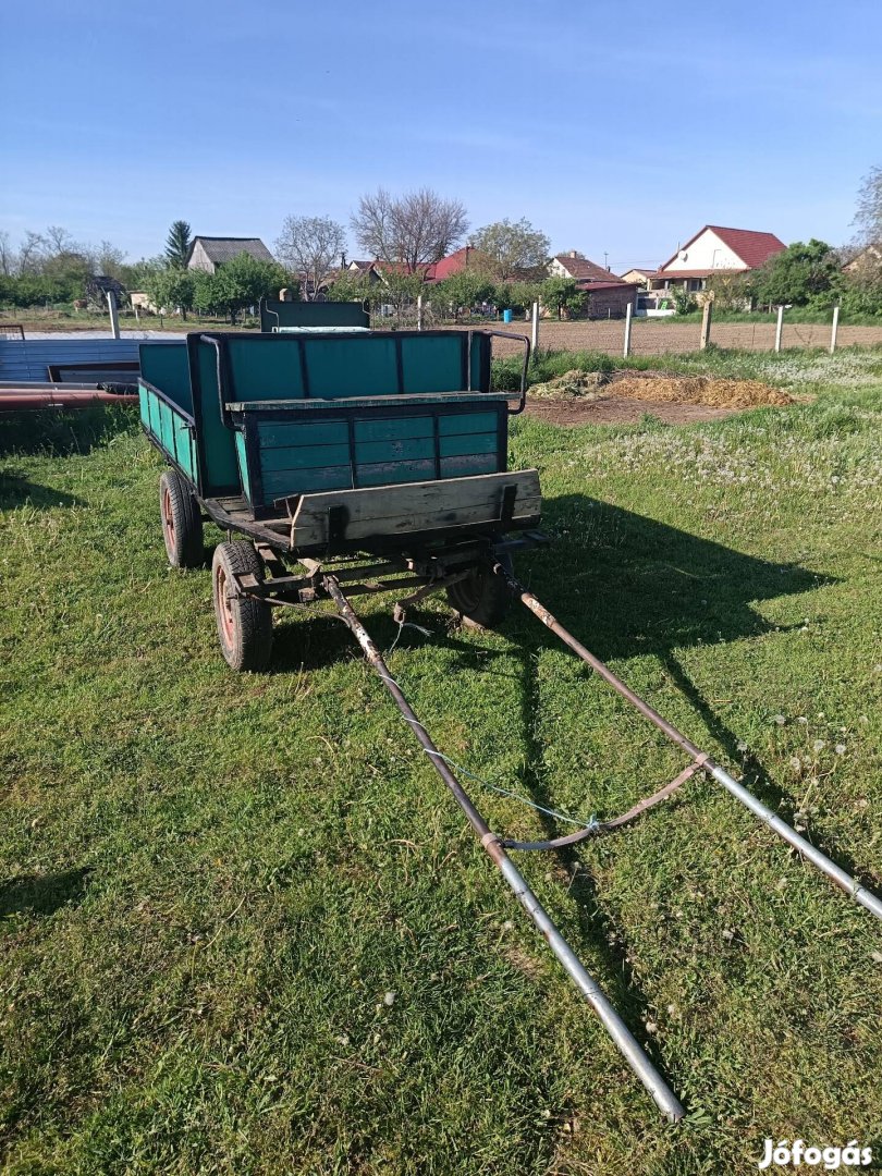 Eladó, cserélhető lovaskocsi. 