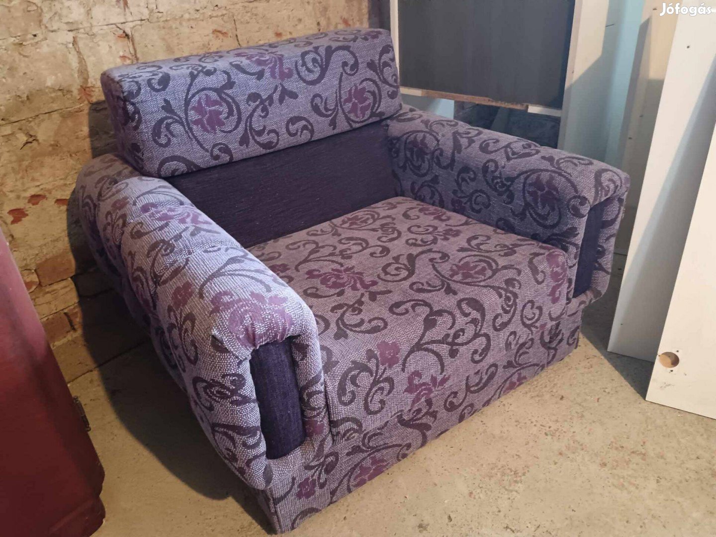 Eladó, egyedi dizájnú lila fotel, újrakárpitozva
